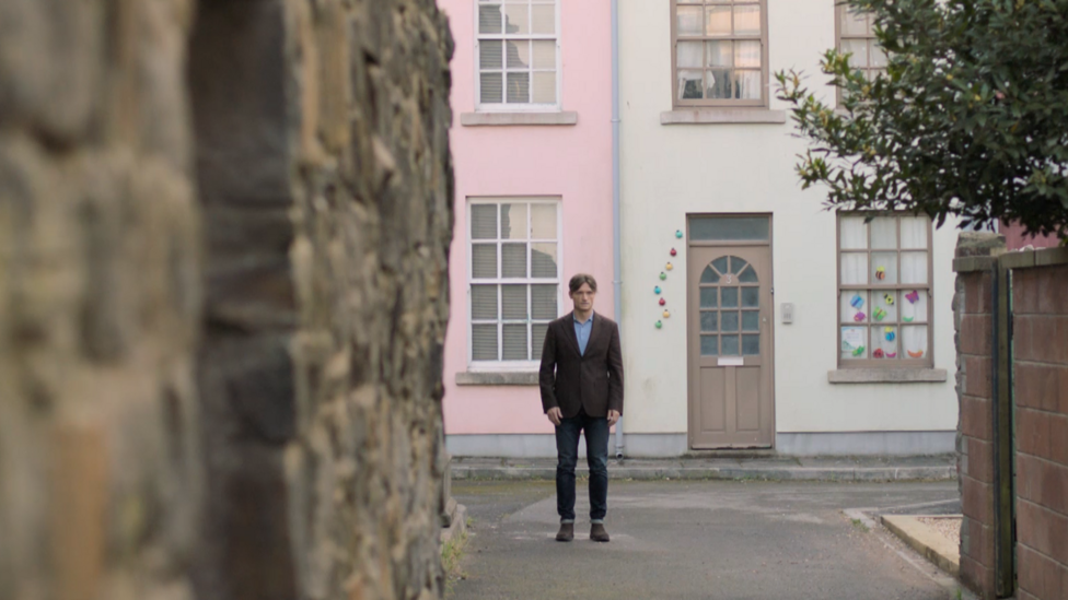 Hans Obma fel Kyle Anderson yn cyrraedd y cwm