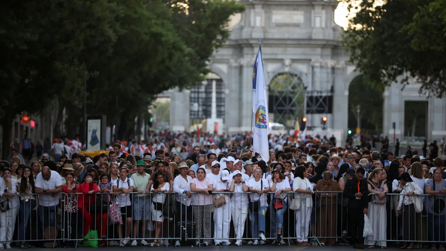  Faithful wait ahead of a Holy Mass celebrated by Pope Leo XIV at Plaza de Cibeles
