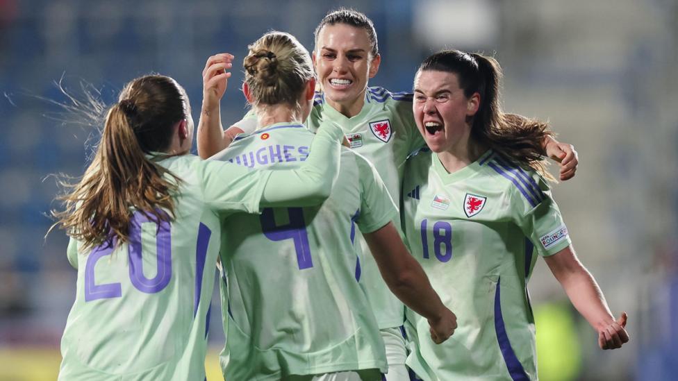 Elise Hughes celebrates with Wales team-mates 