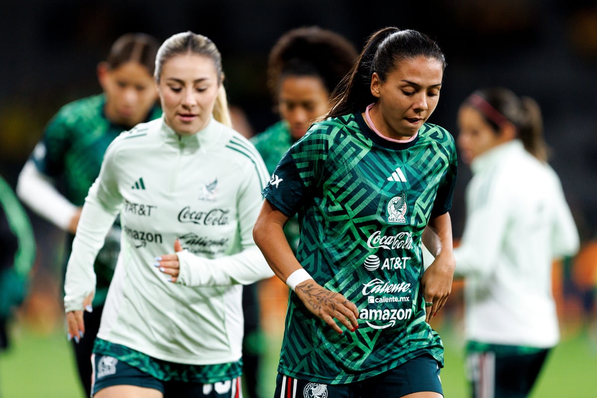 Mexico’s Nina Nicosia warms up.