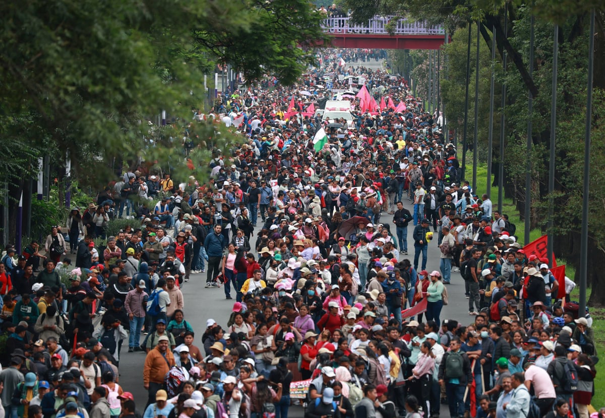 Thousands of CNTE teachers attempt to approach Banorte Stadium
