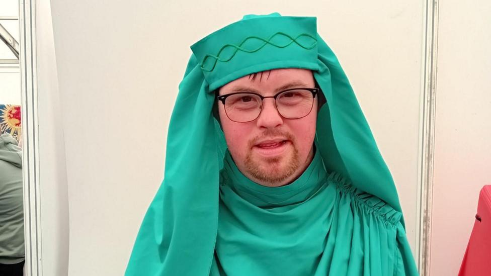 Meilyr yn ei wisg werdd ar ôl bod yn un o seremonïau'r orsedd