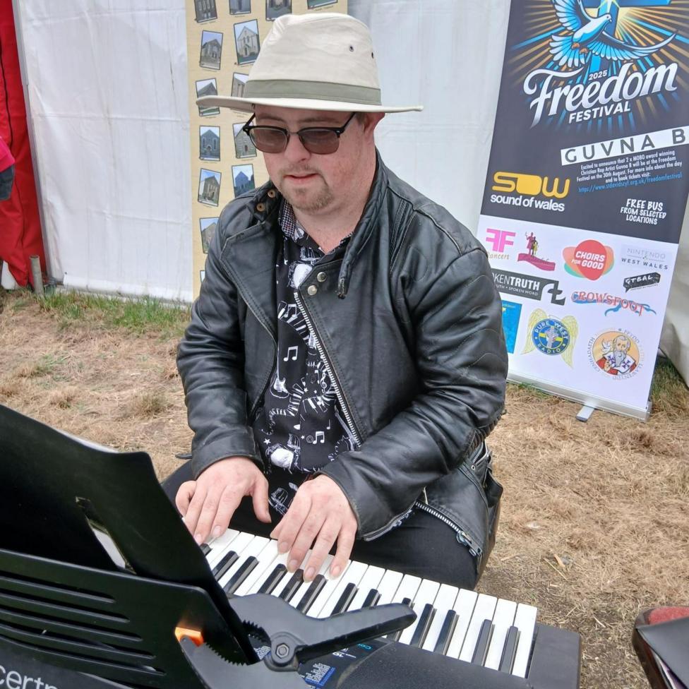 Mae Meilyr wrth ei fodd yn diddanu pobl wrth ganu'r piano ar faes yr Eisteddfod