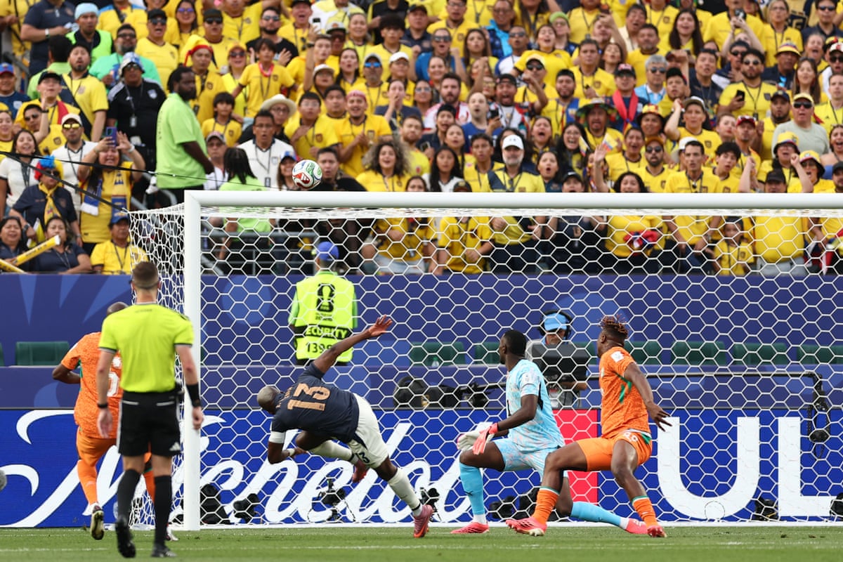 Enner Valencia fires over with the goal at his mercy!
