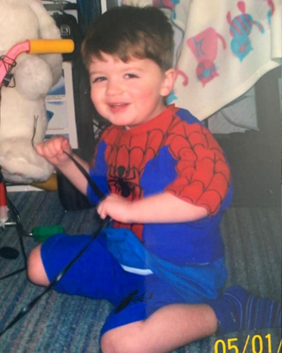 Mae obsesiwn Trystan gyda Spiderman yn parhau hyd heddiw