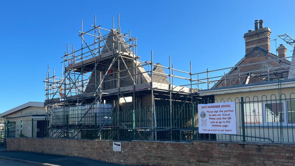 Ysgol Maenorbŷr heb do a gyda sgaffaldiau o'i hamgylch yn dilyn y tân