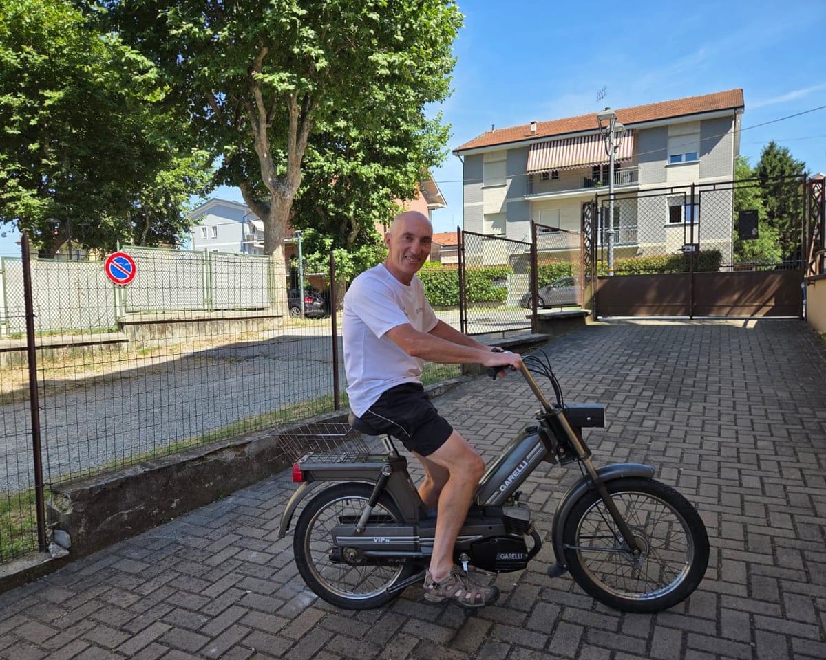 Smiglio on moped