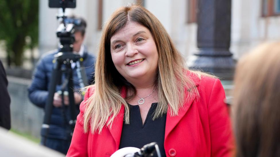 Sioned Williams yn siarad gyda gohebwyr
