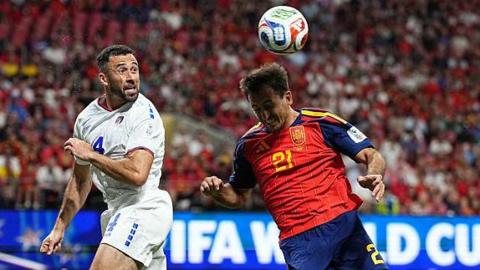Roberto Lopes in action against