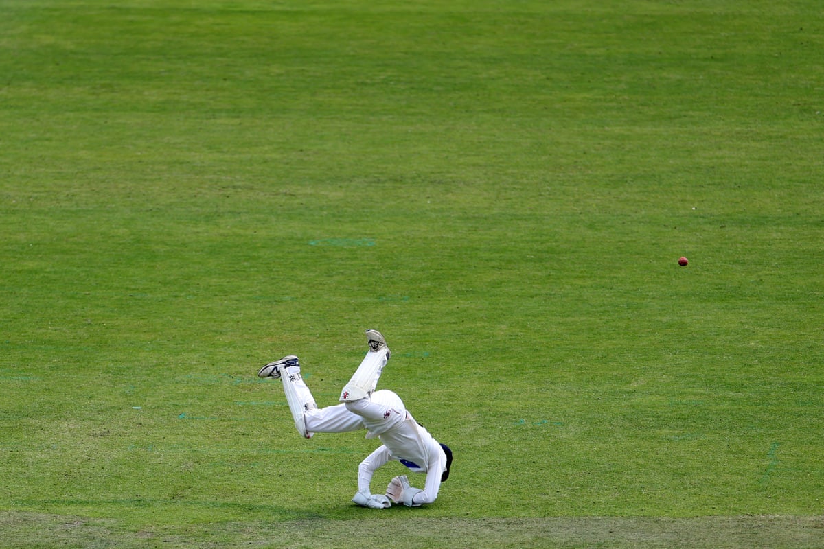 Thomas Rew tries (and fails) to make a catch in the match between Nottinghamshire and Somerset.