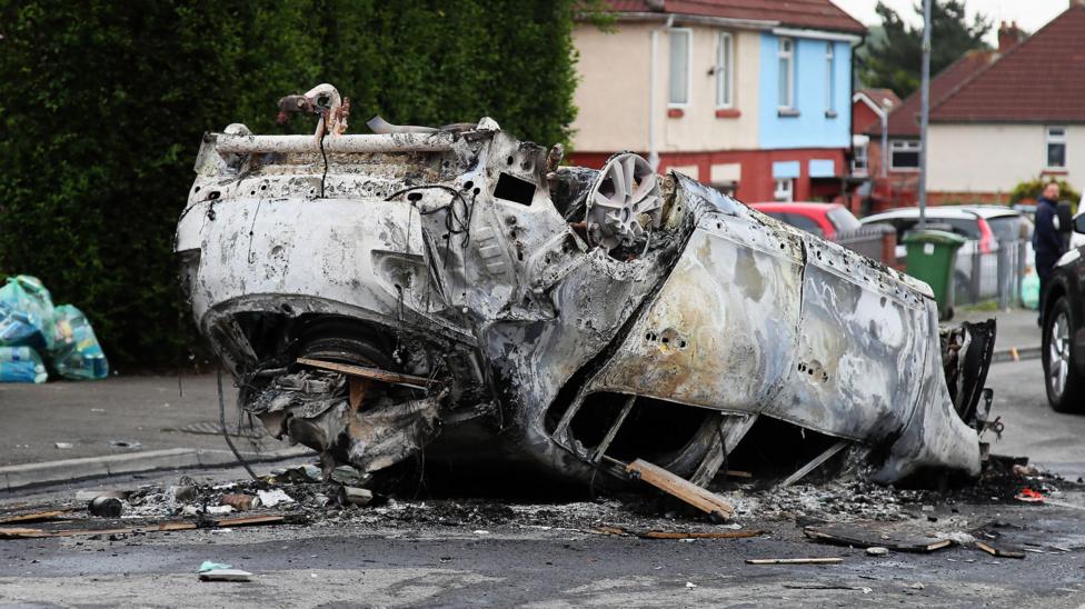 Car wedi'i losgi yn dilyn y terfysg yn Nhrelái