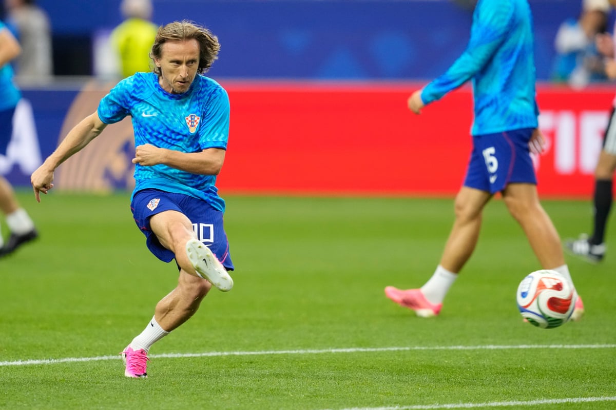 Luka Modric warms up