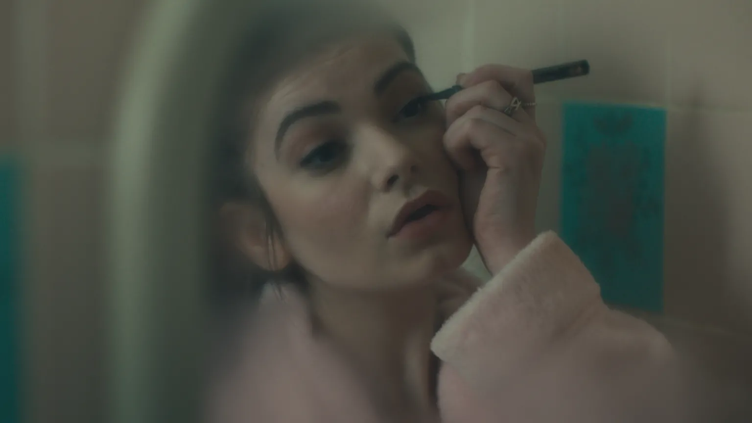 Tarian Cyf / S4C Effi applying eye makeup, she is wearing a bathrobe