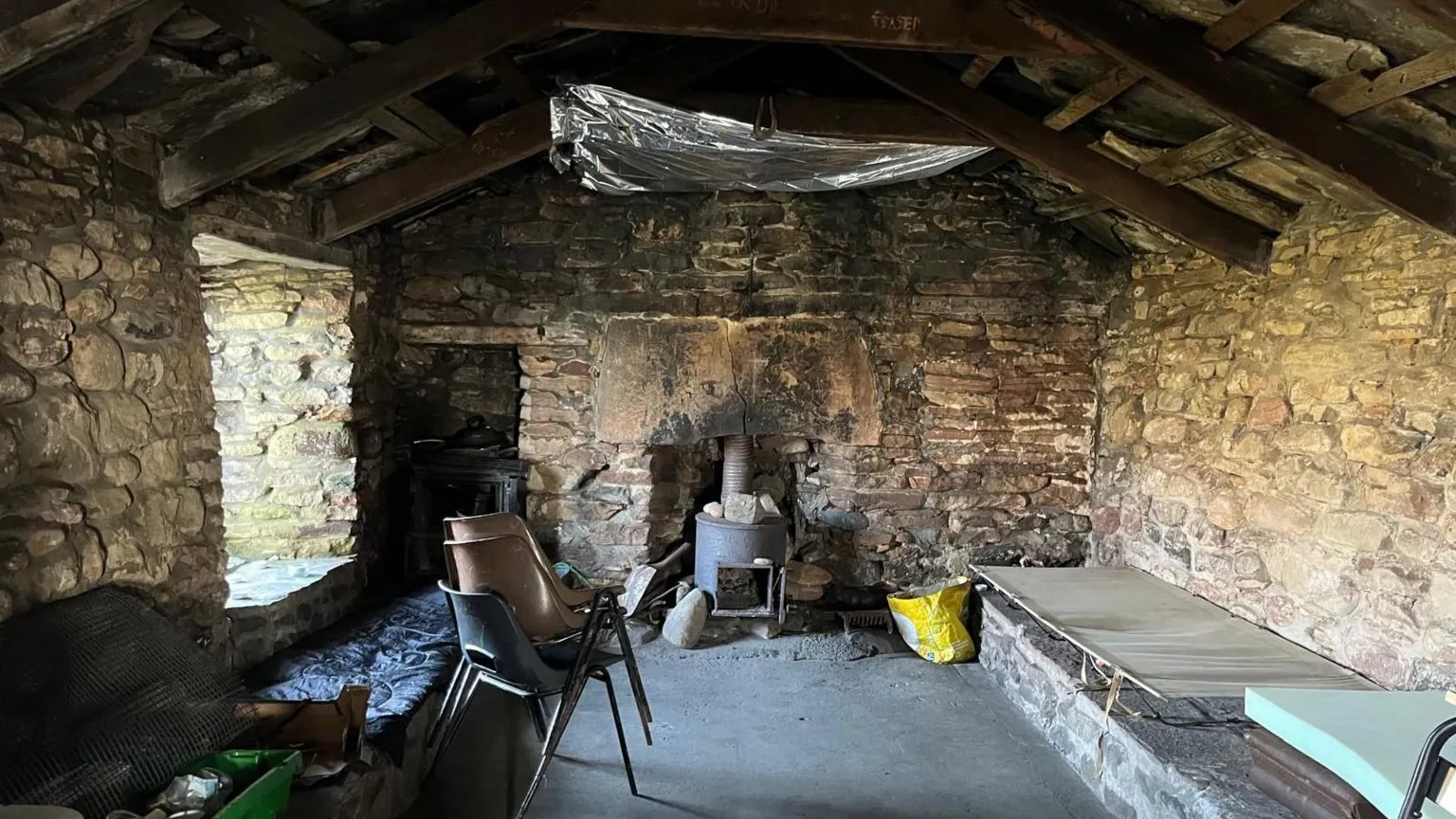 Carla Verscheuren Before the restoration, the bothy was falling apart. The roof regularly leaked, and the windows and doors were close to breaking point.
