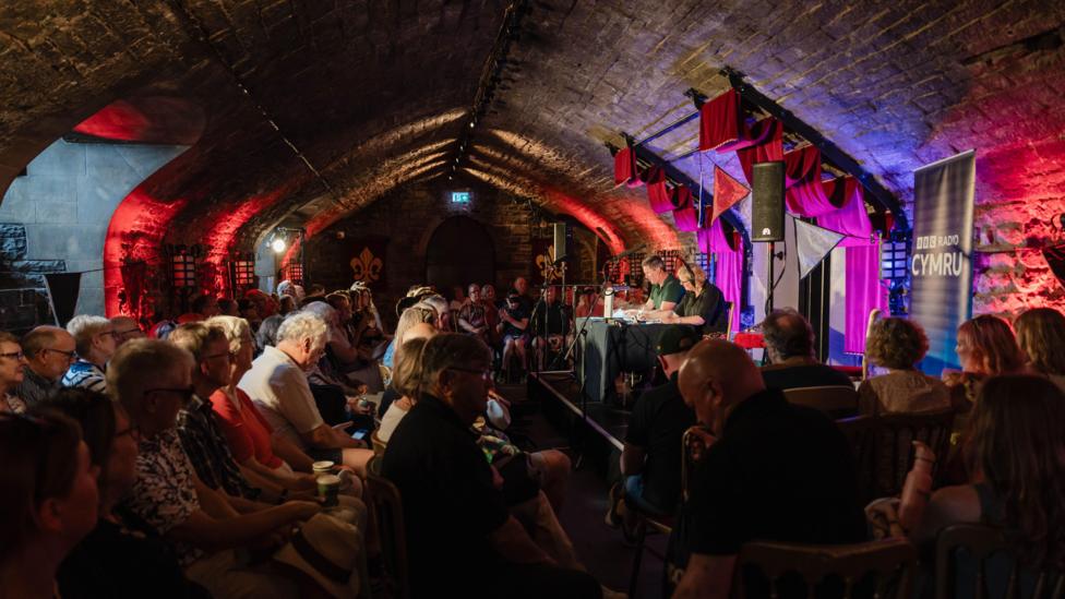 Y Talwrn, BBC Radio Cymru yn cael ei recordio ar faes Tafwyl