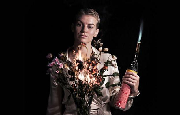 Heledd yn chwarae rhan Hedda Gabler yn Y Sherman