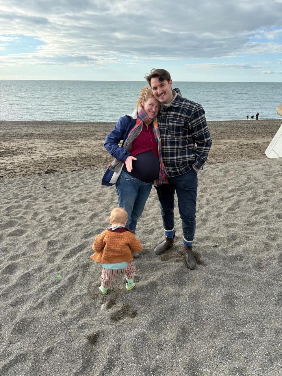'Llun teulu ar draeth Aberystwyth'