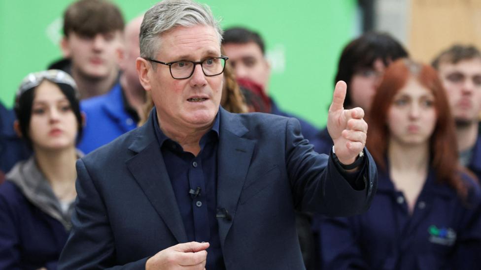 Syr Keir Starmer yn ystod ymweliad â Choleg Menai yn Llangefni yn 2025