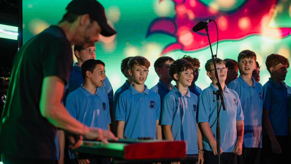 Disgyblion Ysgol Glantaf yn perfformio gyda Parti 20 Tafwyl ar y brif lwyfan ar nos Sul