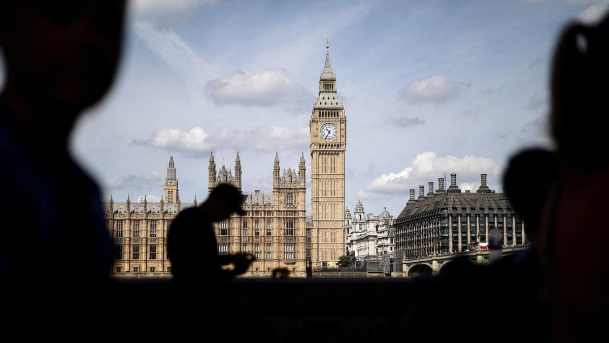 'British PMs don't last very long': Londoners react to Starmer's resignation – video