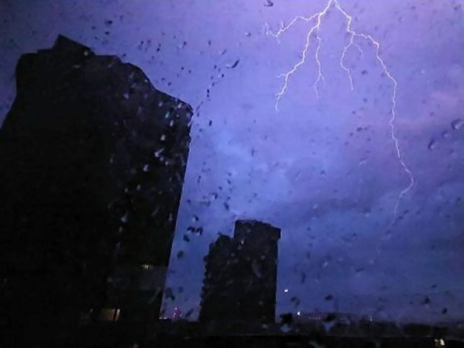 Leigh / Weather Watchers Lightning lights up the night sky in Chelsea, Greater London