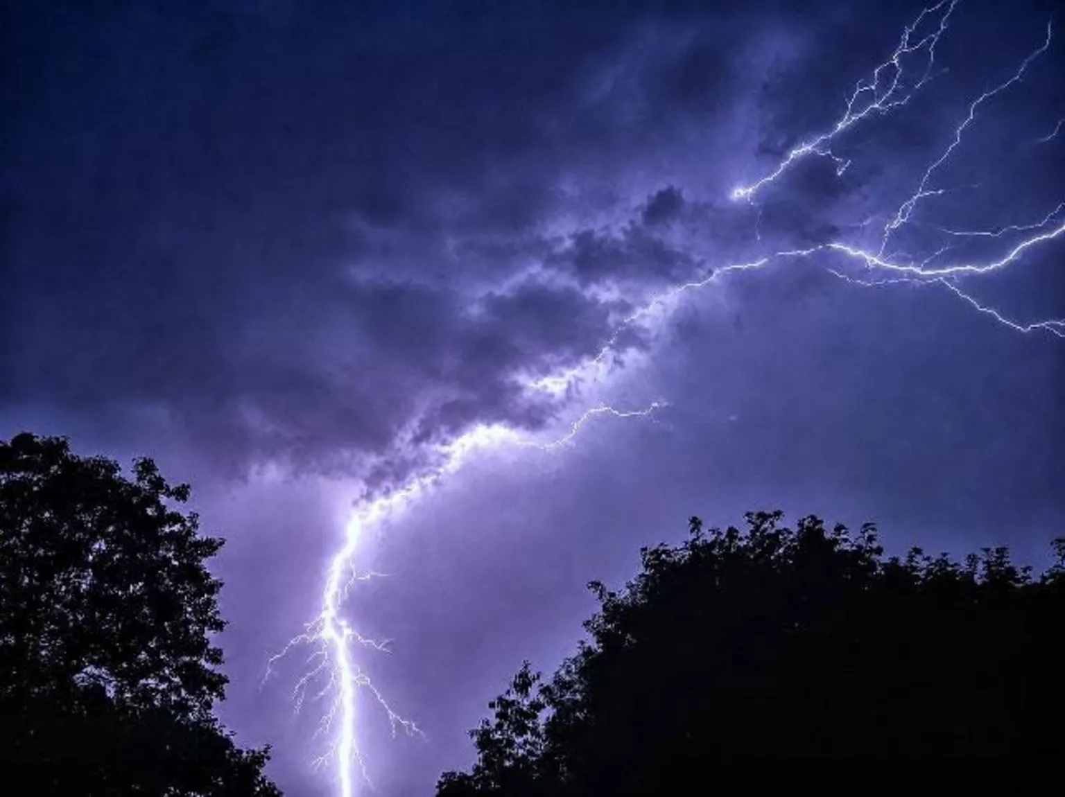Peter Barrett / Weather Watchers Lightning lights up the night sky in Hornchurch, Greater London