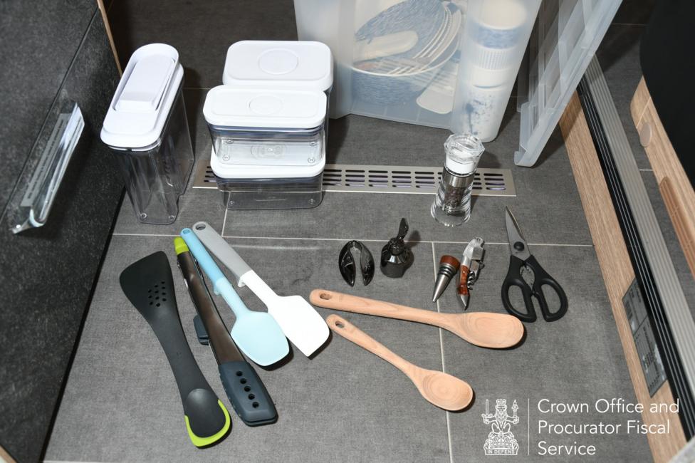 An assortment of kitchen utensils.