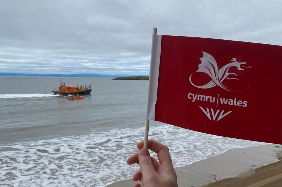 Y baton yn cael ei gludo i Ynys y Barri gan Gethin Jones