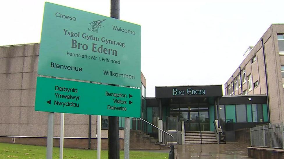 Mynedfa Ysgol Gyfun Gymraeg Bro Edern, Caerdydd