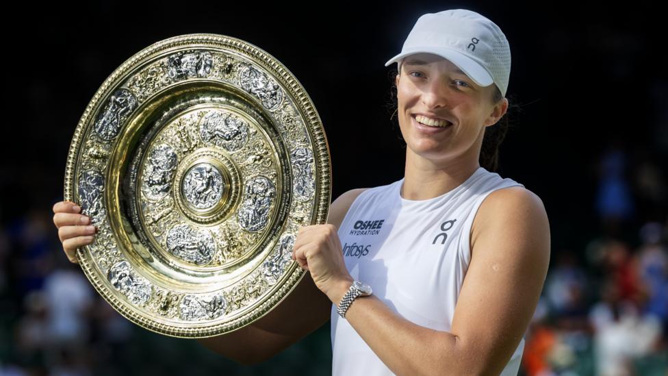 Iga Swiatek with the Wimbledon trophy in 2025
