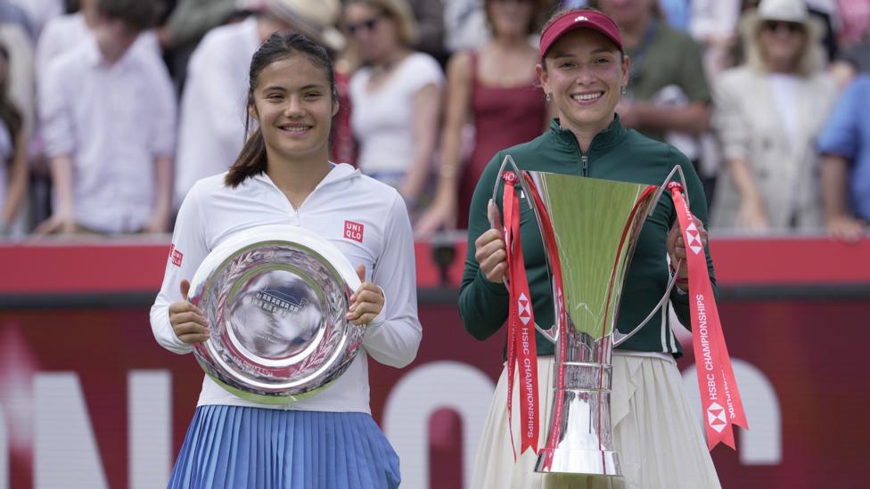 Emma Raducanu and Donna Vekic with their trophies at Queen's