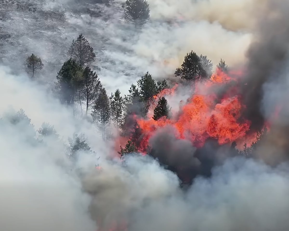 Derbyshire Fire & Rescue Service responding to a large wildfire near Glossop yesterday.