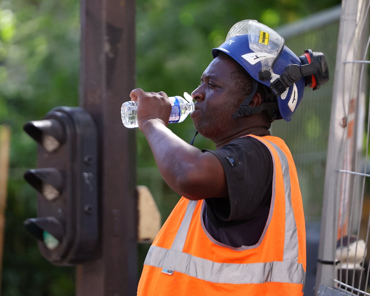 Heatwave hits FranceA worker drink water on a construction site in Paris as temperatures rise during a heatwave affecting a large part of France, June 22, 2026. /Abdul Saboor