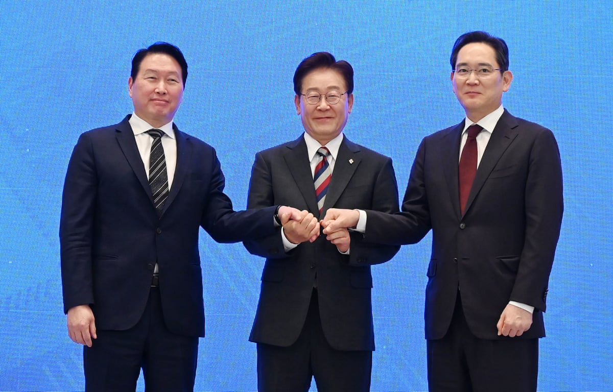 South Korean president Lee Jae-myung holds hands with Samsung Electronics Chairman Lee Jae-yong, right, and SK Group Chairman Chey Tae-won as they announced a new computer chipmaking hub on Monday.
