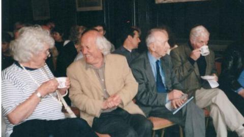 Roedd cael cefnogaeth Jan Morris a John Roberts Williams mewn cyfarfod o Gyfeillion a Chyfranddalwyr Y Byd ym Mhortmeirion yn 2004 yn 'foment allweddol' i Ned Thomas
