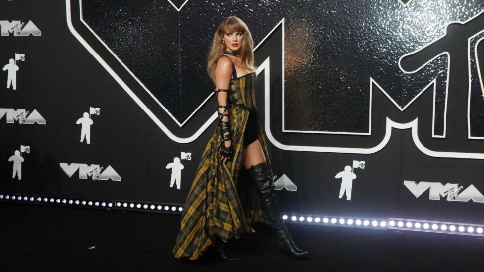  Taylor Swift wearing a yellow and green tartan dress at the MTV 2024 Video Music Awards 