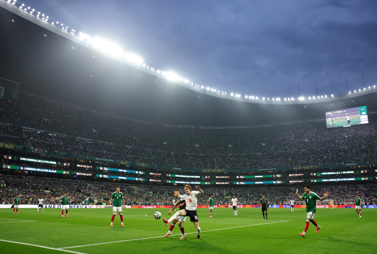 Anthony Gordon competes with Erik Lira as rain falls over the Azteca.