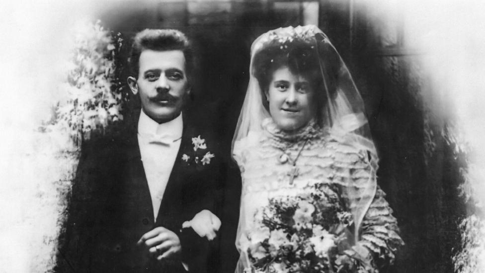 Max a Mabel Wulff ar ddiwrnod eu priodas - 7 Ionawr 1909