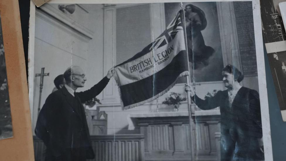 Mabel gyda'r faner