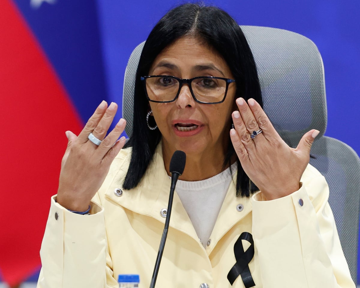 Delcy Rodríguez gesturing while speaking into a mic.