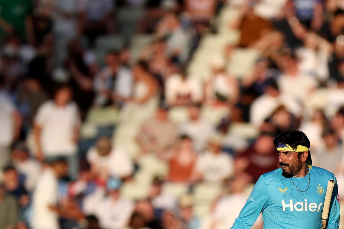 Usman Tariq showed his brilliant best as Warwickshire beat Gloucestershire.