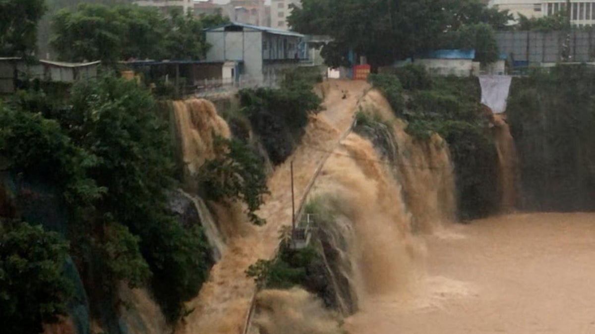 Typhoon Maysak floods construction site in south-west China – video
