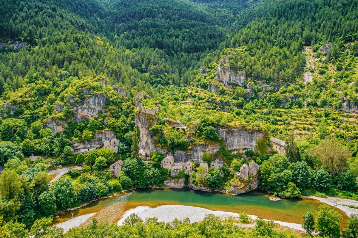 An abandoned chateau and village in the rock face above the river Tarn.