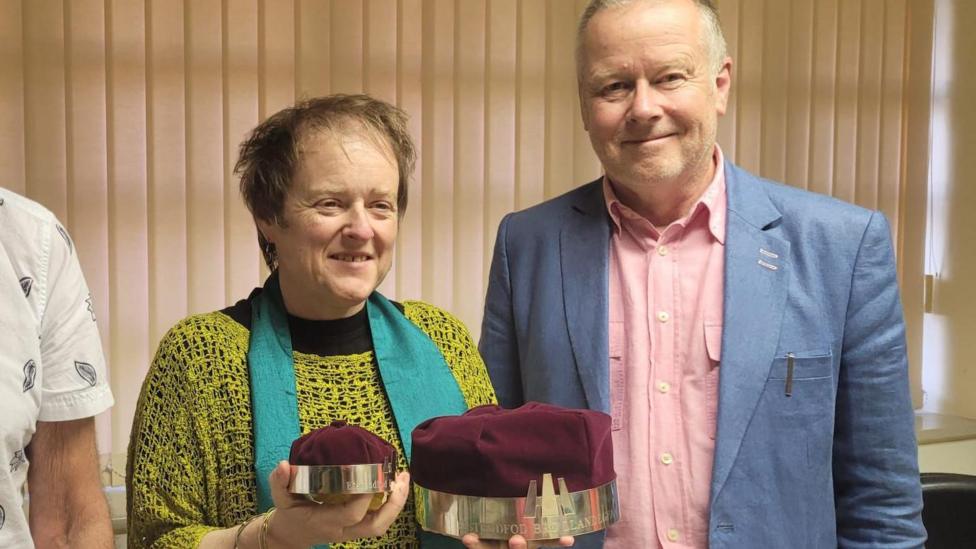 Karen Owen gyda'i choronau, a Gerwyn Williams, y beirniad