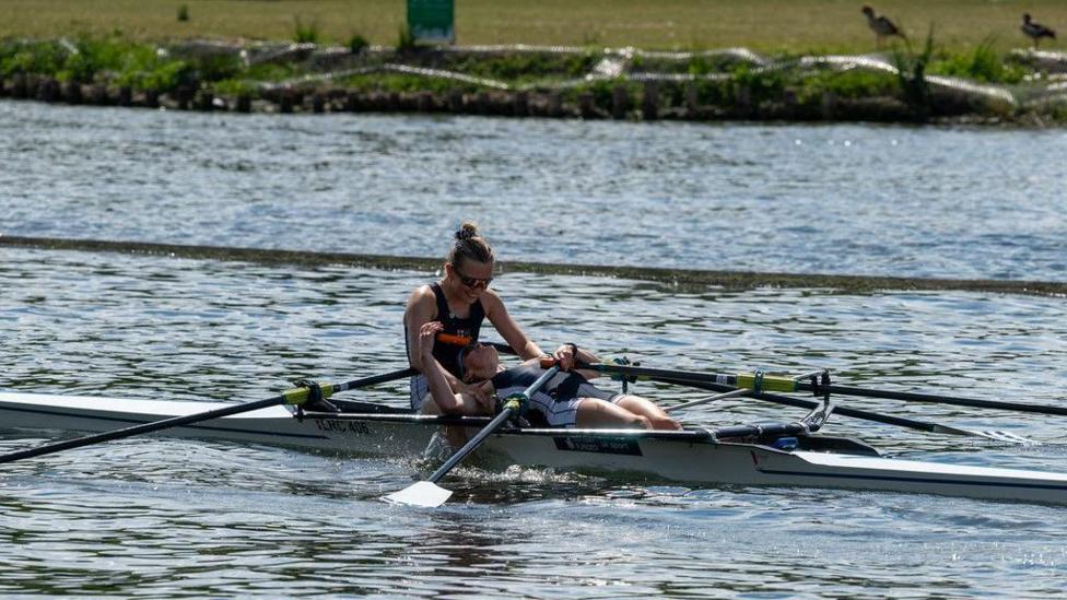 Erin Meredith gyda'i phartner rhwyfo Laura Bates