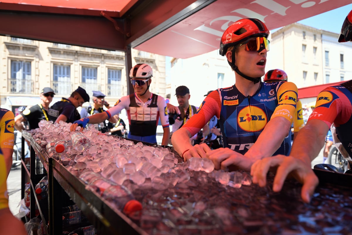 Cyclists grab bottles of water