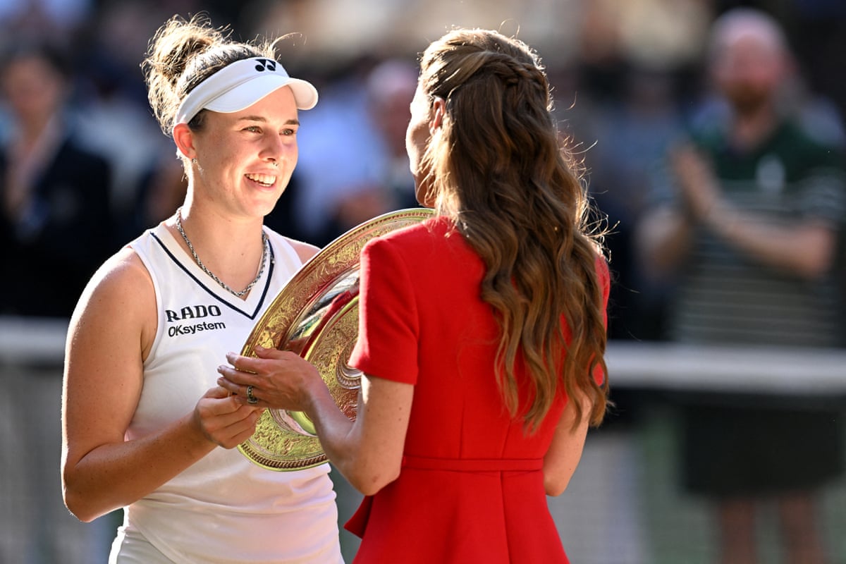 Linda Noskova receives the winner’s trophy from the Princess of Wales
