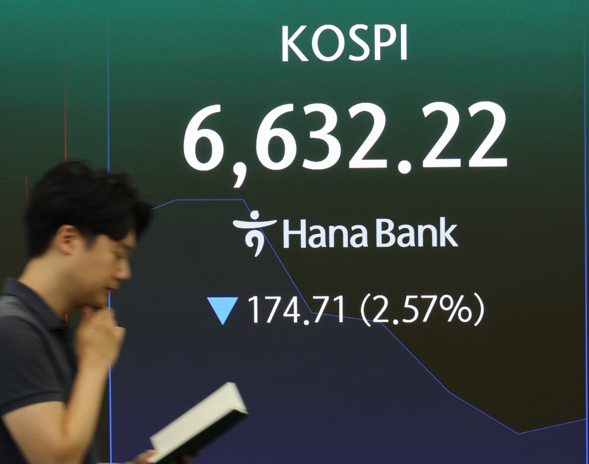 A financial data screen in the dealing room of Hana Bank shows the benchmark Korea Composite Stock Price Index (Kospi) having decreased on Tuesday.