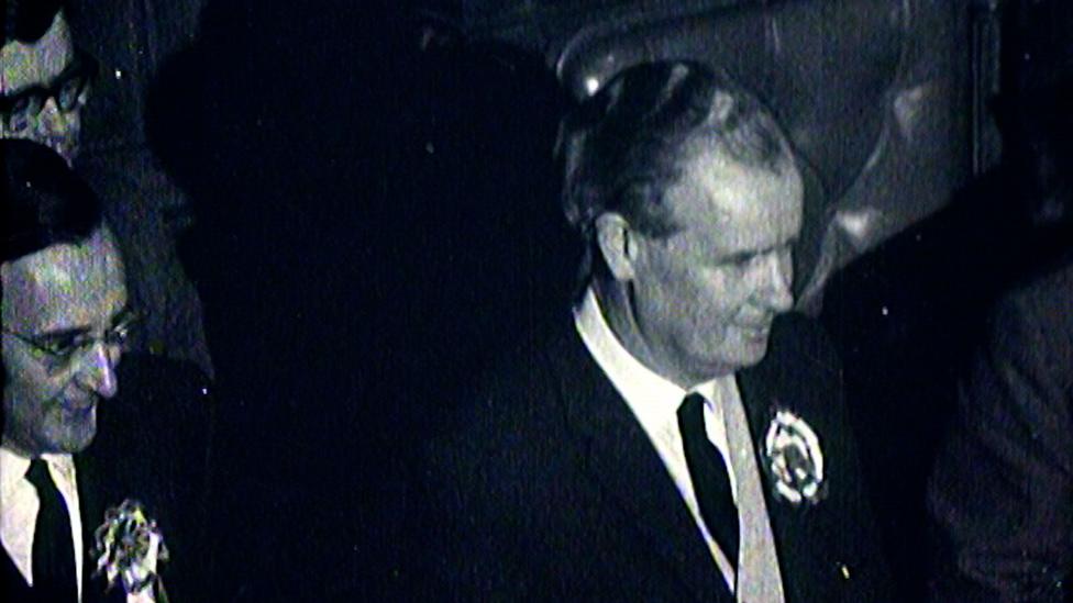 Gwynfor Evans yn disgwyl canlyniad yr is-etholiad yn 1966