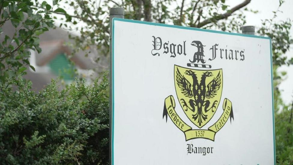 Arwydd Ysgol Friars